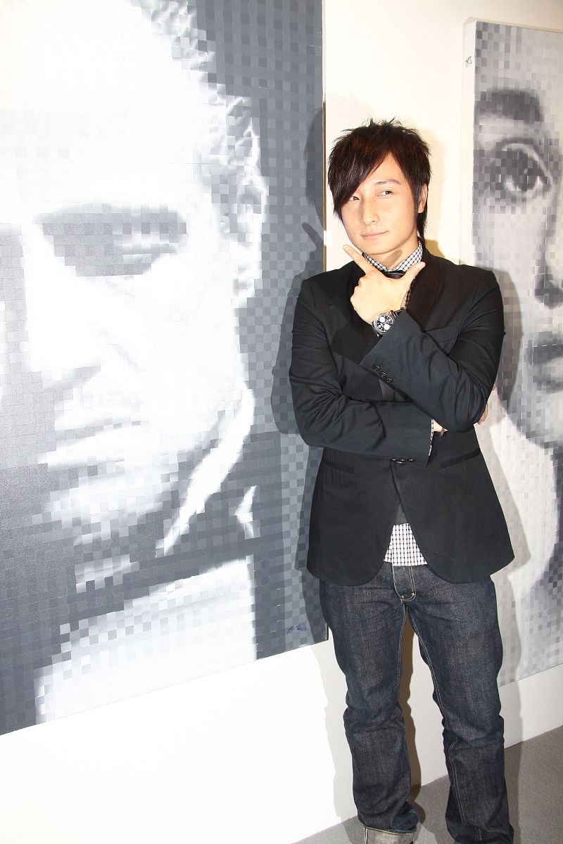 2010年1月28日,香港,方力申与父亲的画廊新店开张.方力申+++_+++明星
