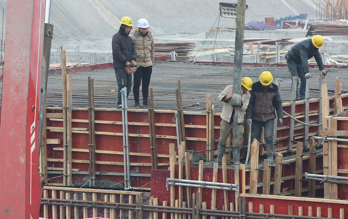 2018年12月19日,湖北襄阳,中铁十一局建设者在襄阳东津高铁站配套地下