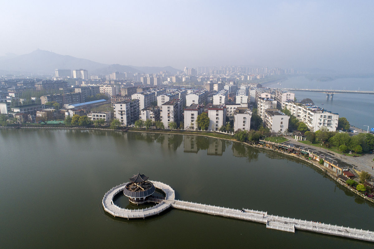 2021年3月27日,湖北襄阳,航拍西护城河湖心亭,好似一把巨大的钥匙.