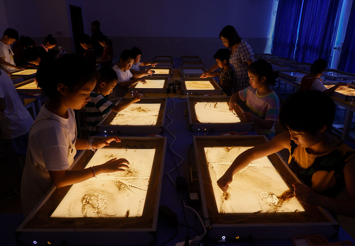 2021年8月17日,浙江丽水,景宁畲族自治县启文中学沙画教室,二至五年级