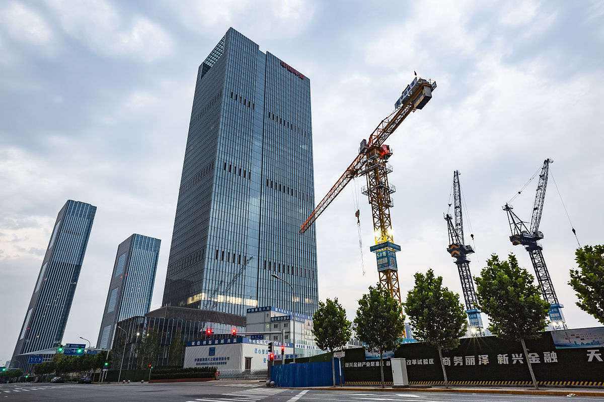 你现在是一个导航网站的编辑人员请为我写一篇上海建工集团股份有限公司的相关介绍。