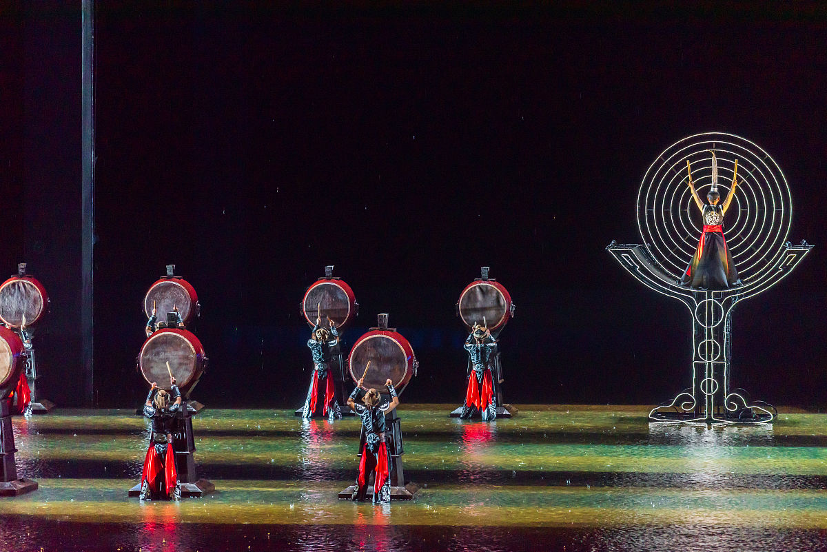 2019年3月30日,重庆奉节县,长江三峡瞿塘峡景区,演员冒雨进行《归来三