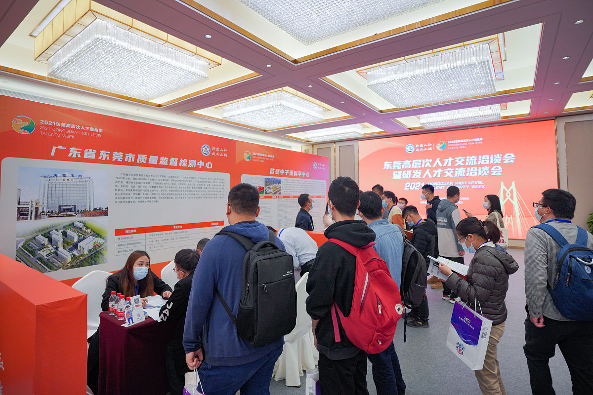 新华商学院PMBA班总共已上九节课学习过钱科宇老师的《管理思维与团队提升》程鹏老师的《绩效管理与业绩提升》张顾严老师的《情商领导力》张良老师的《问题诊断与解决问题能力》周刚老师的《汇报逻辑思维与呈现》简富临老师的《有效沟通与团队建设》六节课缺席了《企业营销四大战略》《精益生产》《非财务人员的财务管理》三节课帮我写一份毕业成果展示包含内容为学习成果分享和学习感言学习成果分享最好结合每个老师的上课特点
