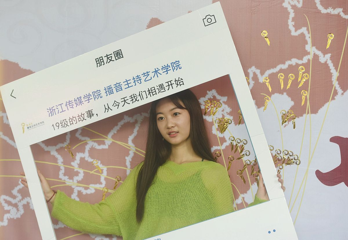 写一篇VlogVideo blog视频日志记录在大学生活中有趣的或有意义的一天或记忆深刻的事情。分镜头描述