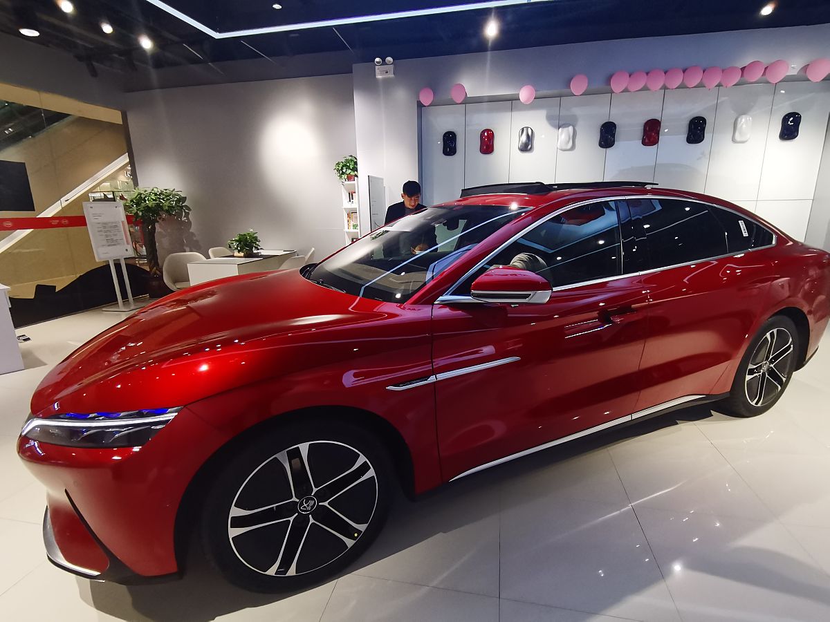 2020年10月30日,河南许昌一商家展销的比亚迪新能源汽车.