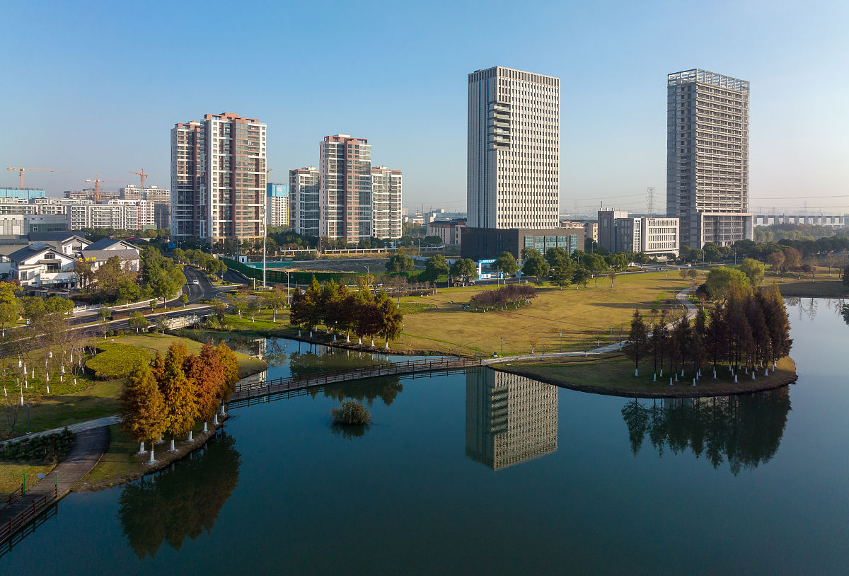2021年11月27日,江苏昆山,水之韵城市休闲文化公园.
