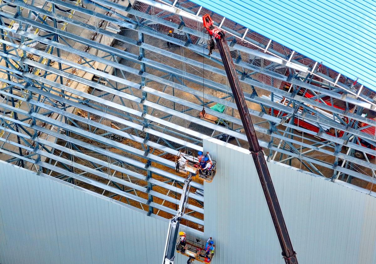 桥梁工程指桥梁勘测、设计、施工、养护和检定等的工作过程工作人员需要登高进行勘测、设计、施工、养护和检定的时候需要利用搭建桥梁工程用防护架进行辅助完成工作因此在桥梁工程中桥梁工程用防护架都是不可缺少的设备之一使用范围较为广泛。现有技术存在以下不足：大多数的桥梁工程用防护架在工作人员摔倒的时候没有对工作人员进行减震防护工作人员磕碰到防护架容易受伤改写这段话让语句变得更加通顺优美