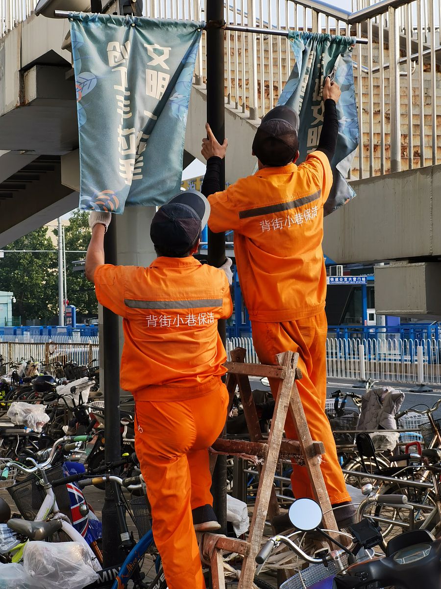 2021年7月15日,北京街头,酷暑天气里,保洁工正在街头干活.