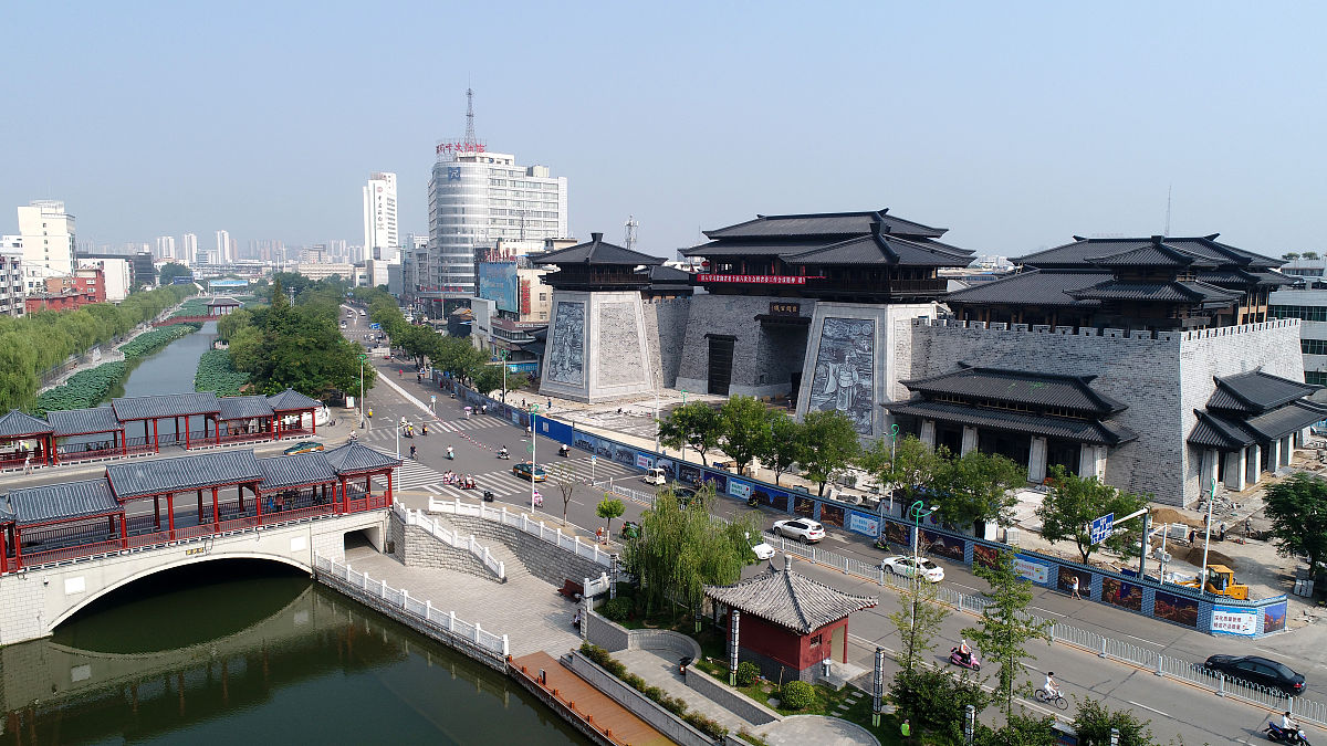 2018年8月7日,河南许昌,航拍的建设中的曹魏古城南城门施工现场.