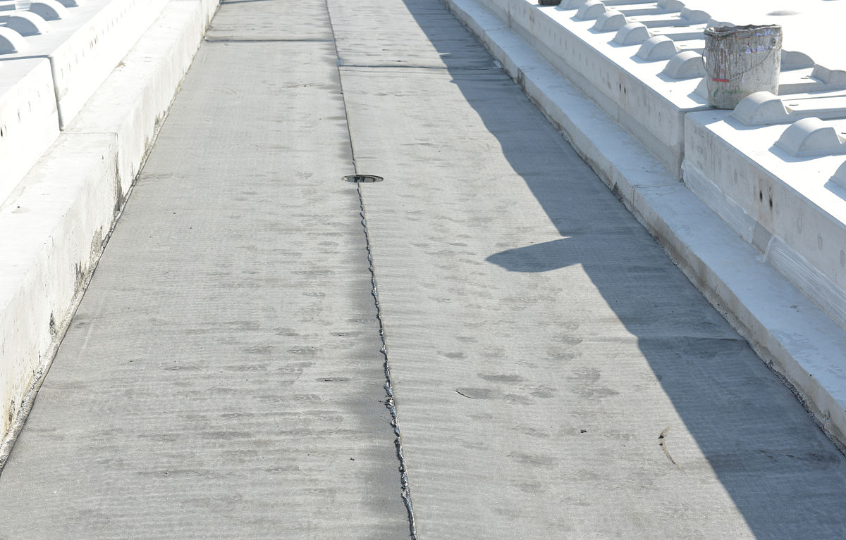 请对土木工程专业论文《 A道路桥梁施工中混凝土裂缝的成因及应对分析》的12 研究意义进行写作保证其内容合理性不要乱写：