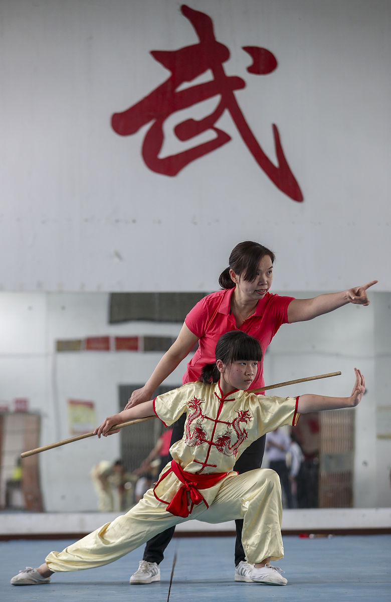 2021年5月12日,武汉,蔡甸张湾中心小学武术练功房,学生们正在练习武术