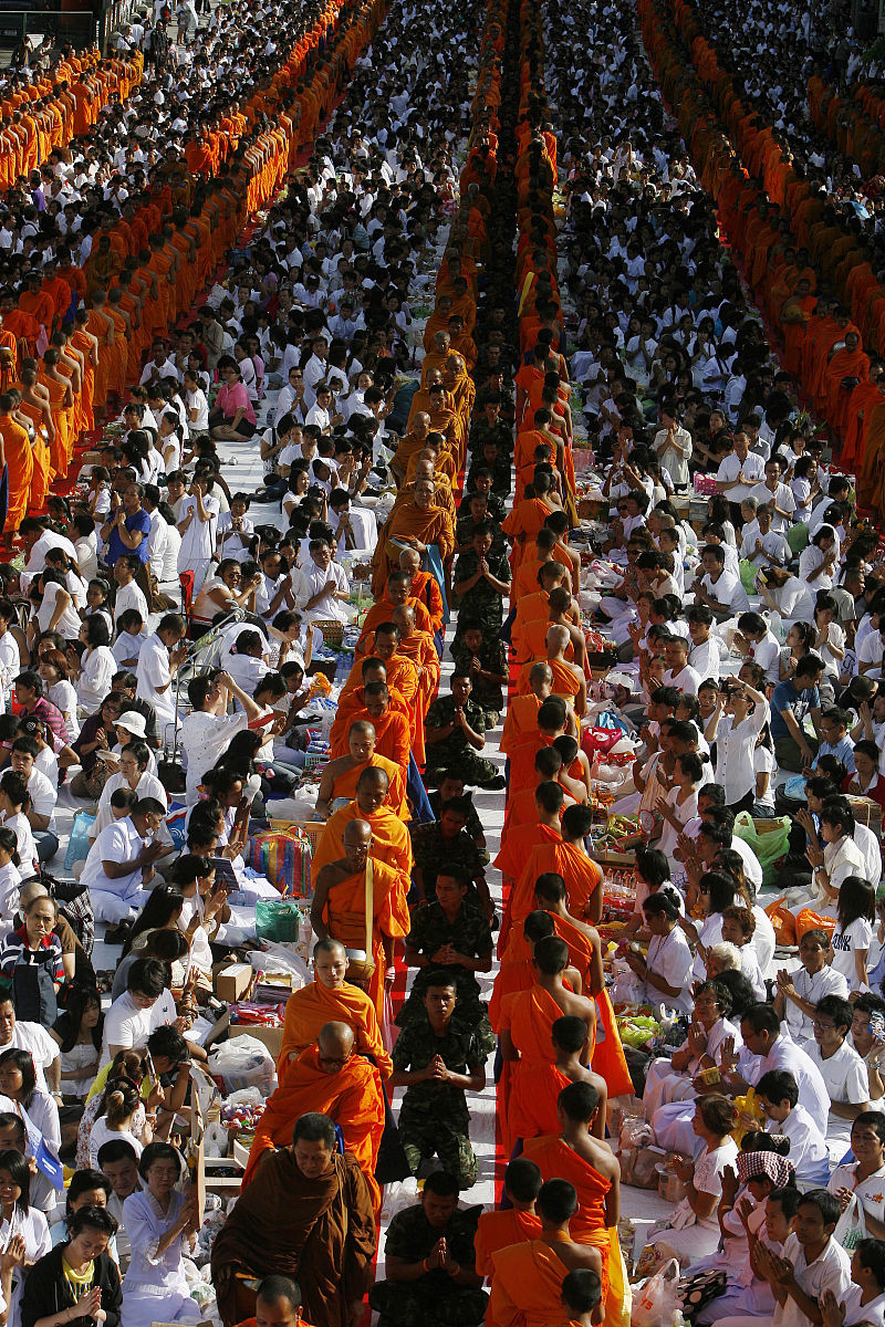 2011年5月7日,泰国曼谷,据组织者称,12600名僧侣聚集在一起庆祝卫赛节