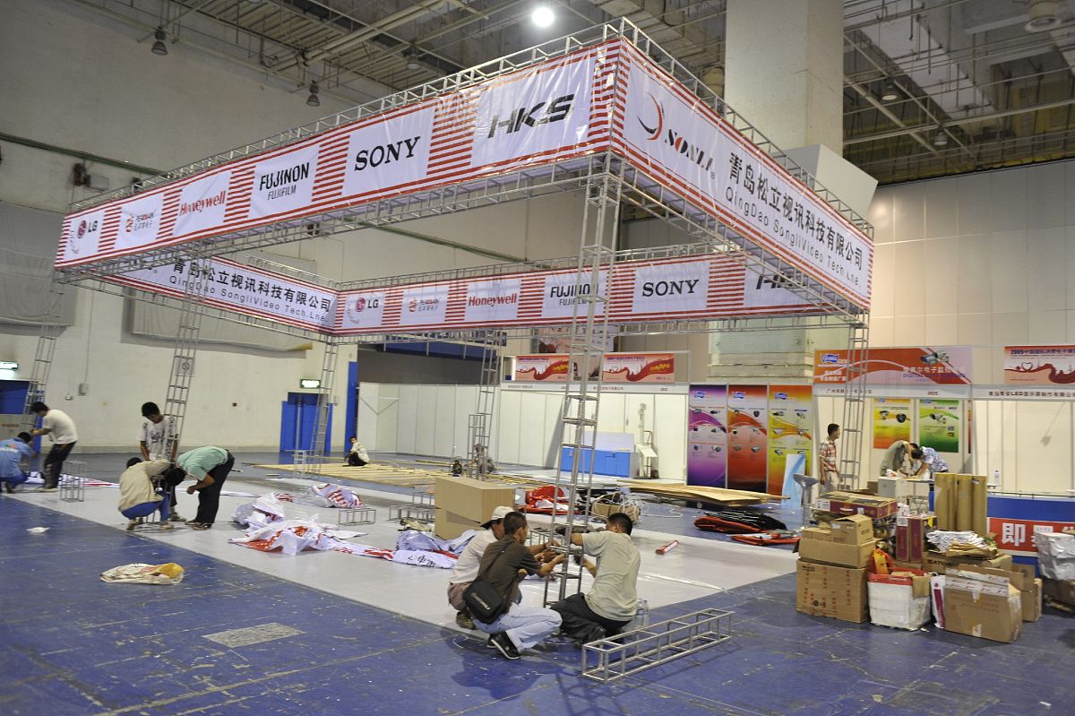 展会搭建布场人员工作累不