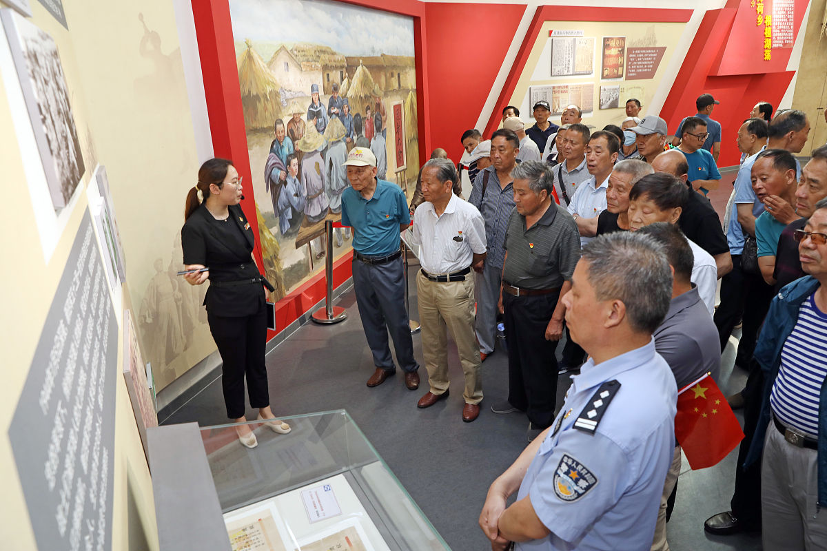 请写一篇《历史长河》议论文700字