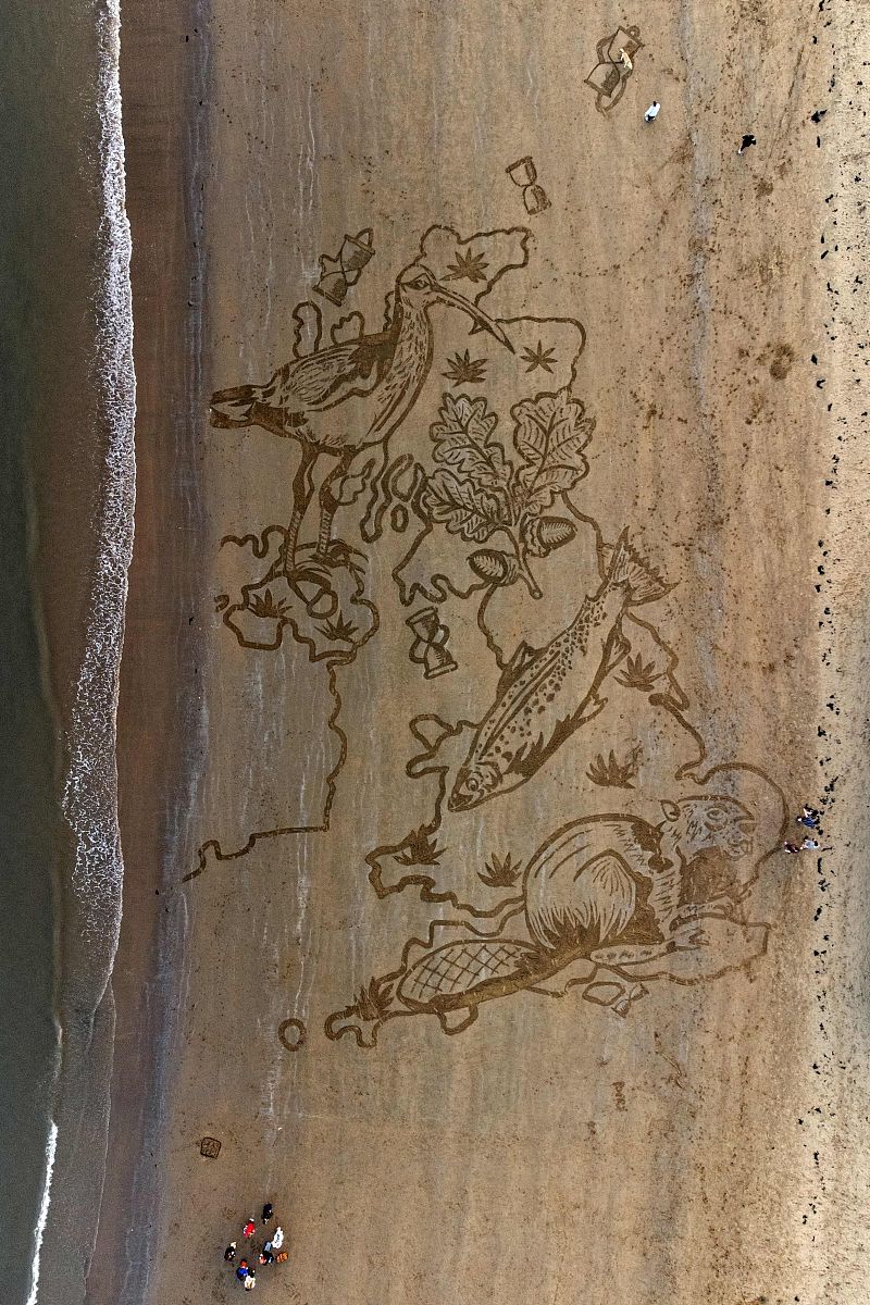 当地时间2022年3月23日,英国英格兰北部的斯卡伯勒,艺术家们正在斯卡