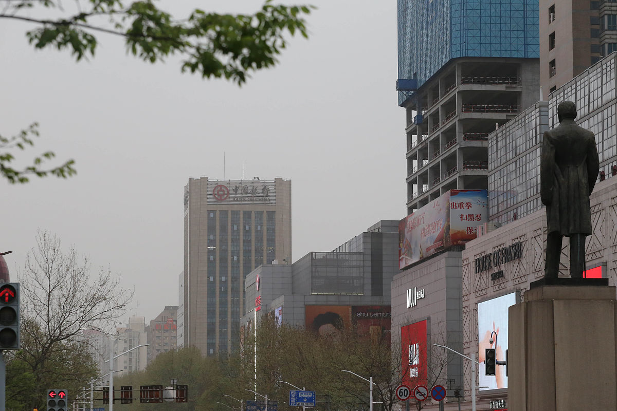 2021年3月30日,南京新街口,空中一片灰蒙蒙,不少出行的市民都戴上了口