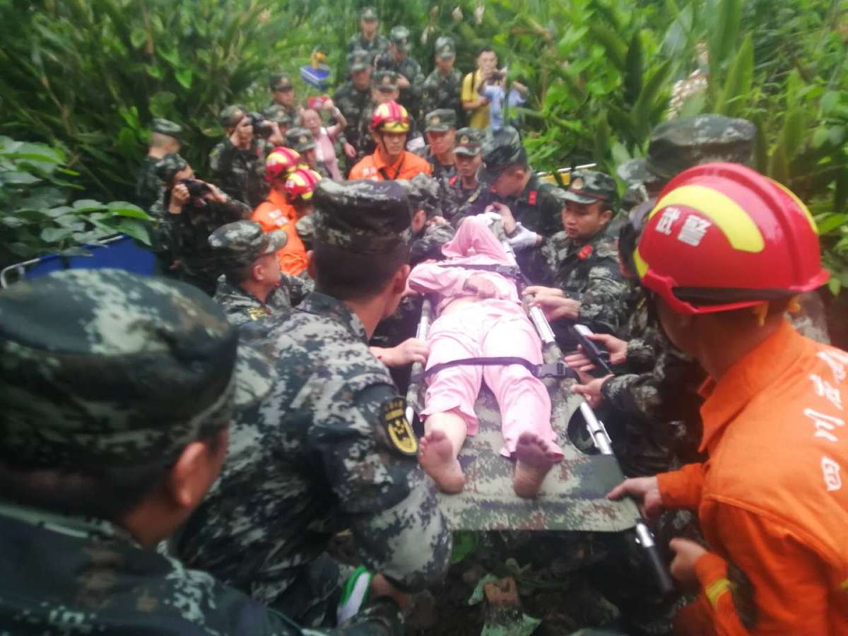 请描写一下一个人以一种很快的速度拉住了一个快跌入小溪里的孩子