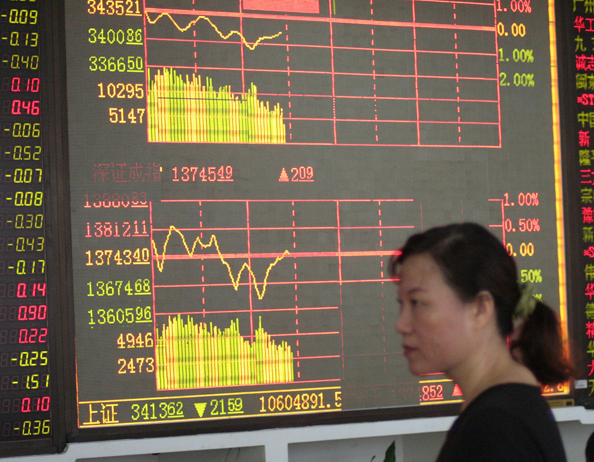 2009年7月28日,投资者在海南省海口市一家证券营业部关注股市行情.