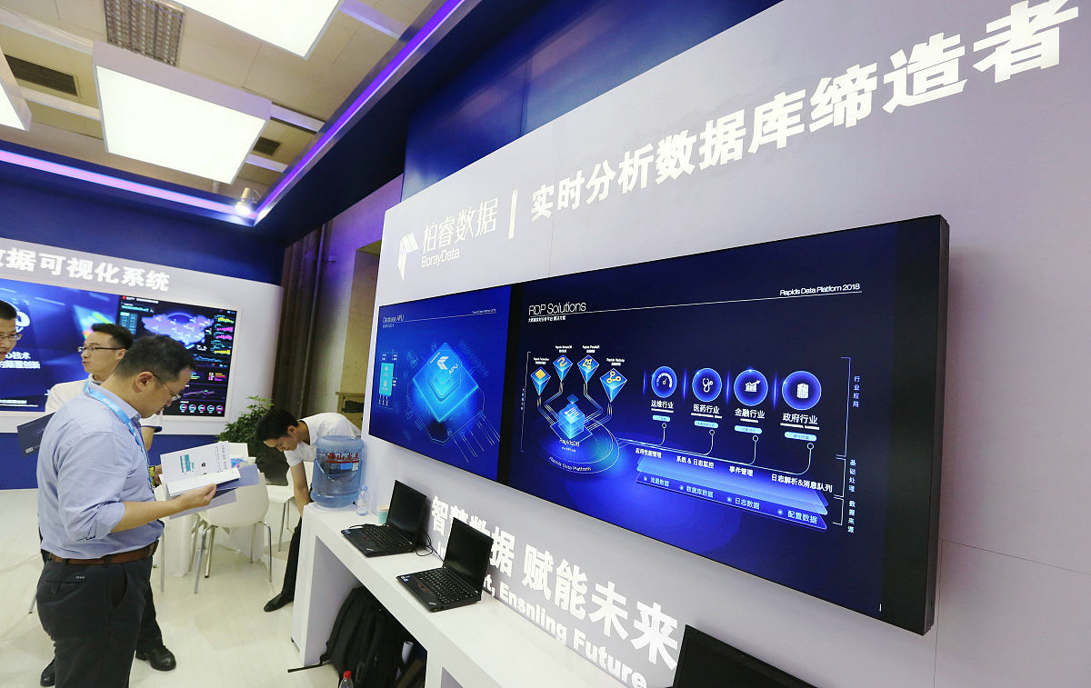 请你结合《网络空间安全》这门课所学的相关基础知识在互联网上搜集并整理不同公司出品的至少两款或以上的中国局域网监控软件从功能性口碑易用性稳定性使用费用等多方面进行分析和比较安装使用所选软件并使用虚拟机对软件功能进行测试最后尝试推荐一款你认为各方面综合考虑最优的局域网监控软件