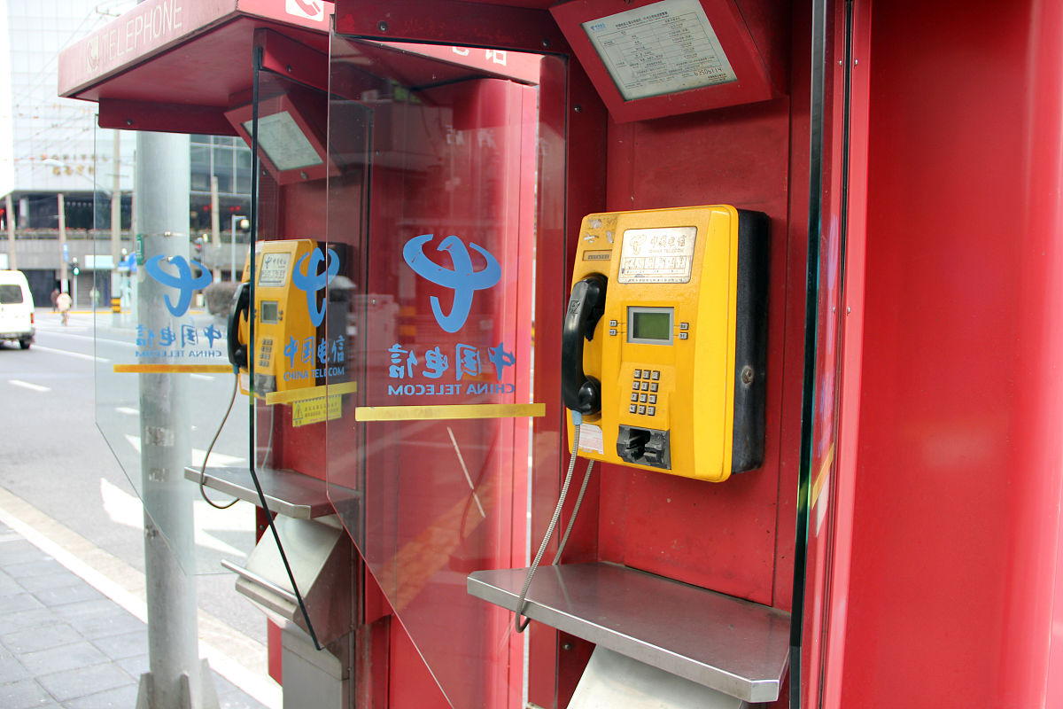 上海一老人误将地铁扶手当售卖机