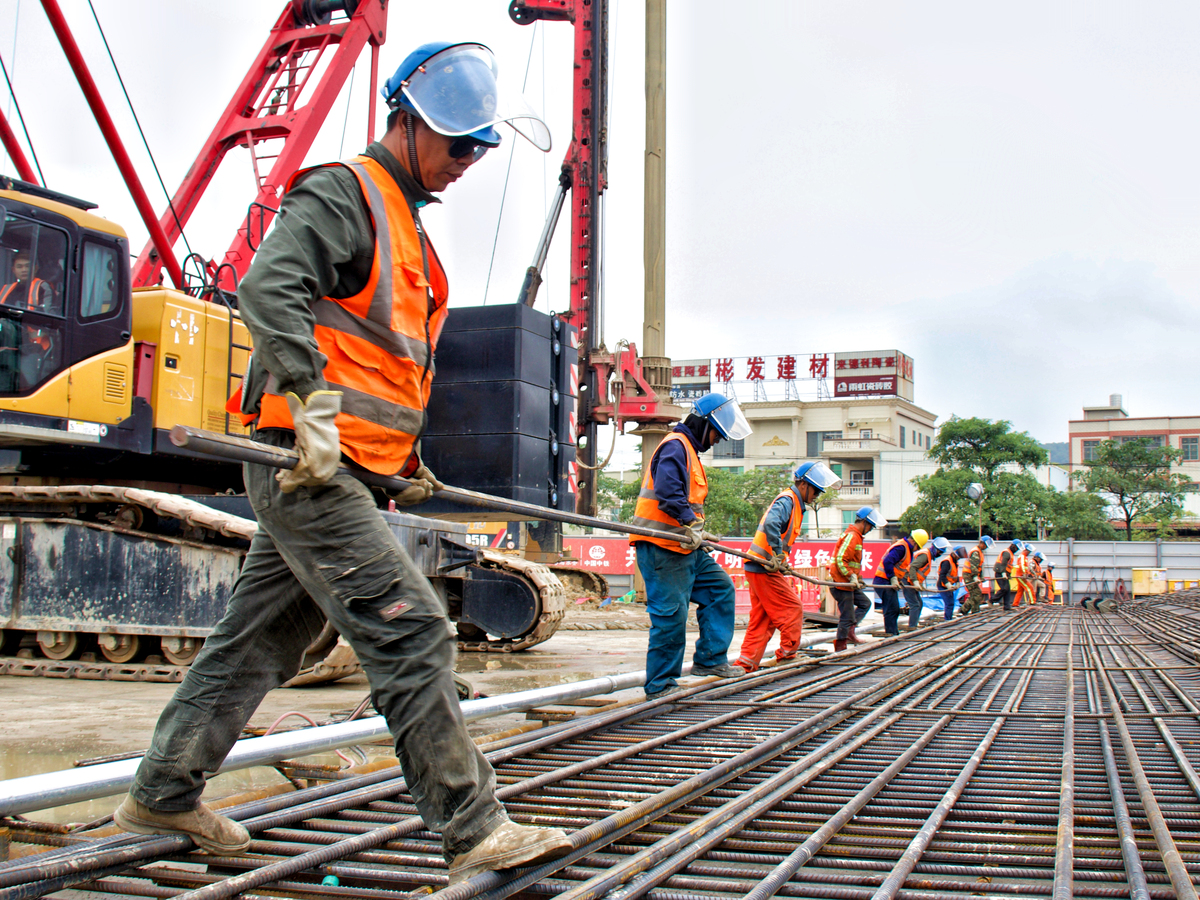 为了保证济青高铁如期完成 建设者节日始终坚守一线