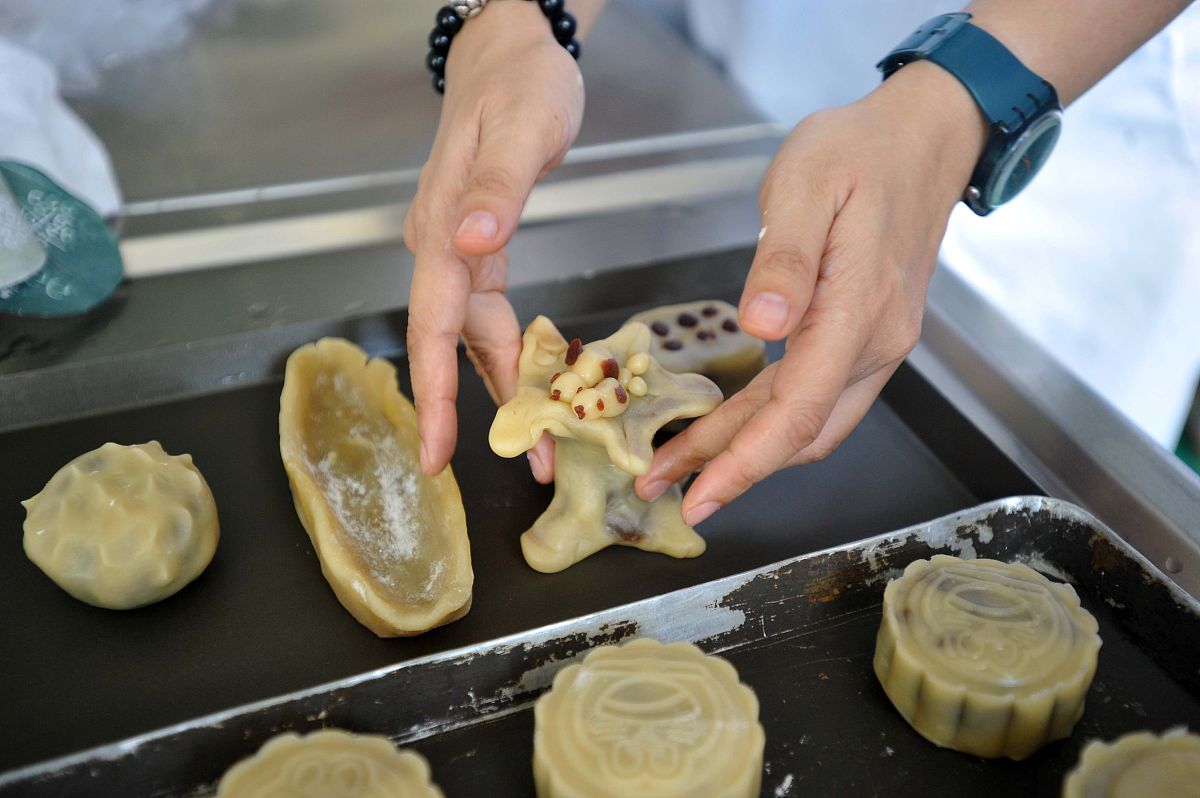 写一段中秋节品蟹大赛以及冰皮月饼制作大赛的介绍