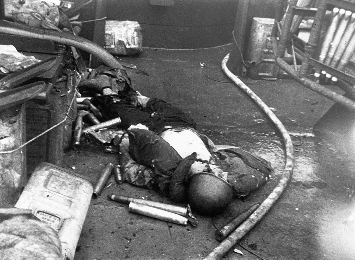 1945年,一名美军士兵在海军登陆艇上被击毙.killed at his station, t