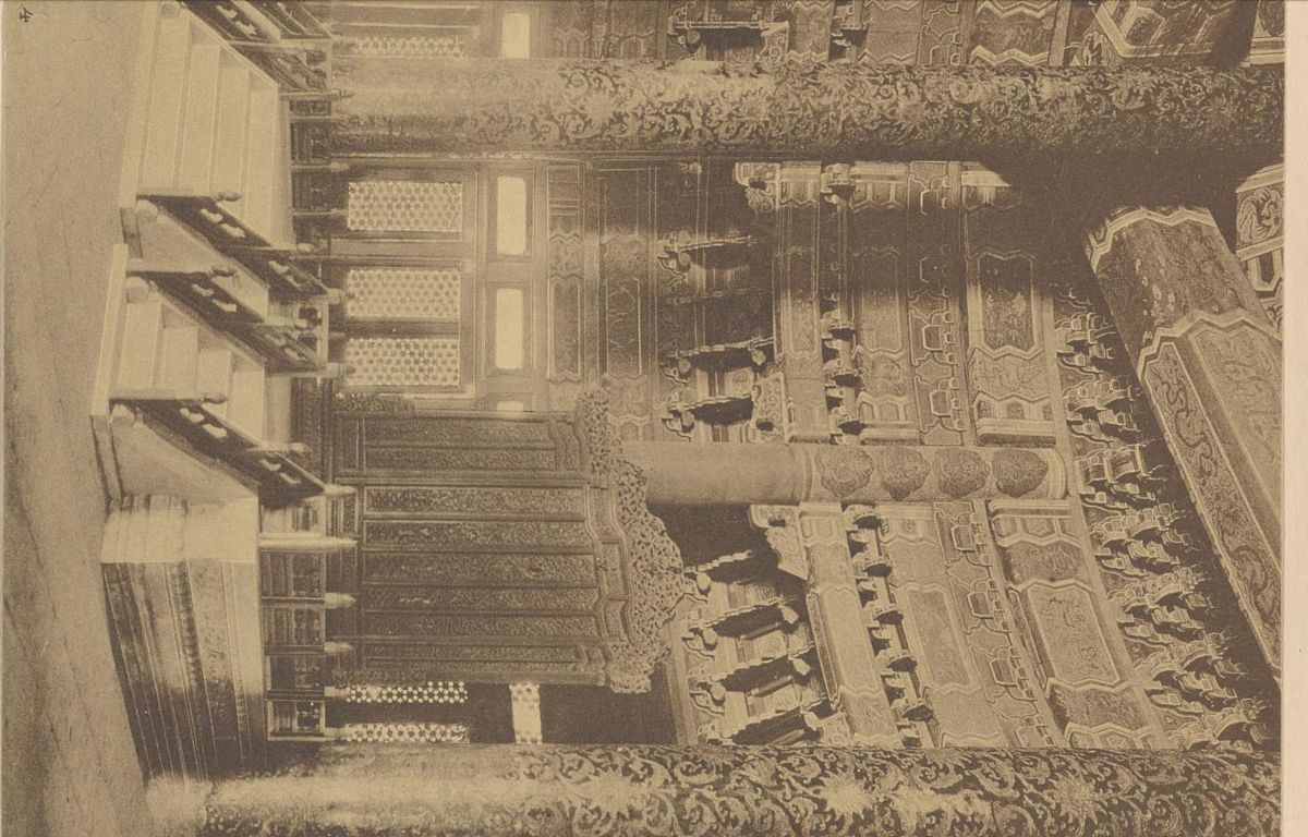 翻译以下古文：力求实业用长其利乃议立工厂于鄂中。为天下倡顾语新劫乎众囿。见远黜于群嚣议梗而公莫胜。遂引疾归以宣统三年八月二十三日卒于里第享年若干岁。