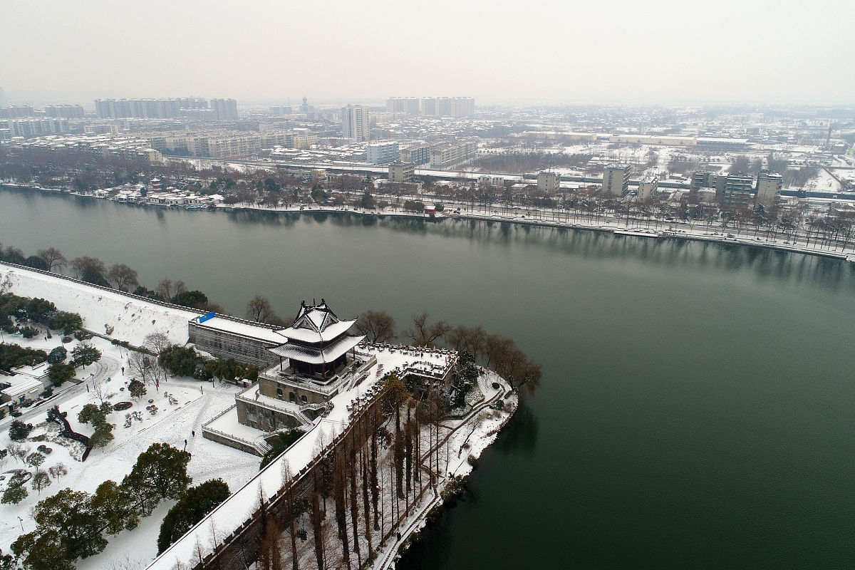 2018年1月26日,湖北襄阳,大雪纷飞,古城银装素裹,人们在雪地里拍照,玩