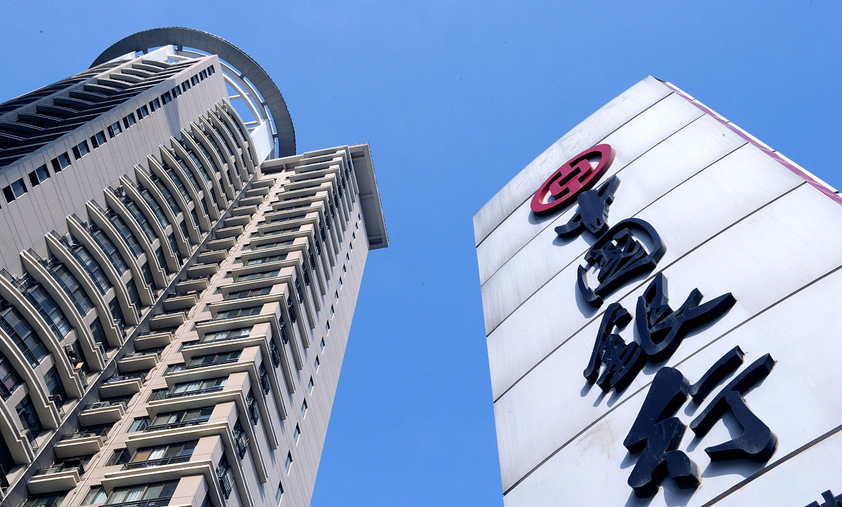 请对下段话进行降重处理： 2021年J银行河南省分行银保业务夏交保险占比达85。一方面是因为合作保险公司通过平均保费较高的夏交理财型保险产品可以快速发展规模抢占市场提升经营业绩。另一方面夏交理财型产品相对简单便于J银行员工销售同时能带来较多的中间业务收入。J银行河南省分行银保业务代理的主要品种是理财型保险见表2-4。夏交产品雷同度高满足不了客户多样化的需求。在推出的理财型保险中存在定位模糊、强调