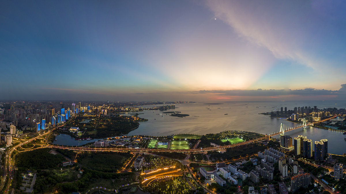 2021年5月15日傍晚,海口市主城区靓丽多彩的晚霞.