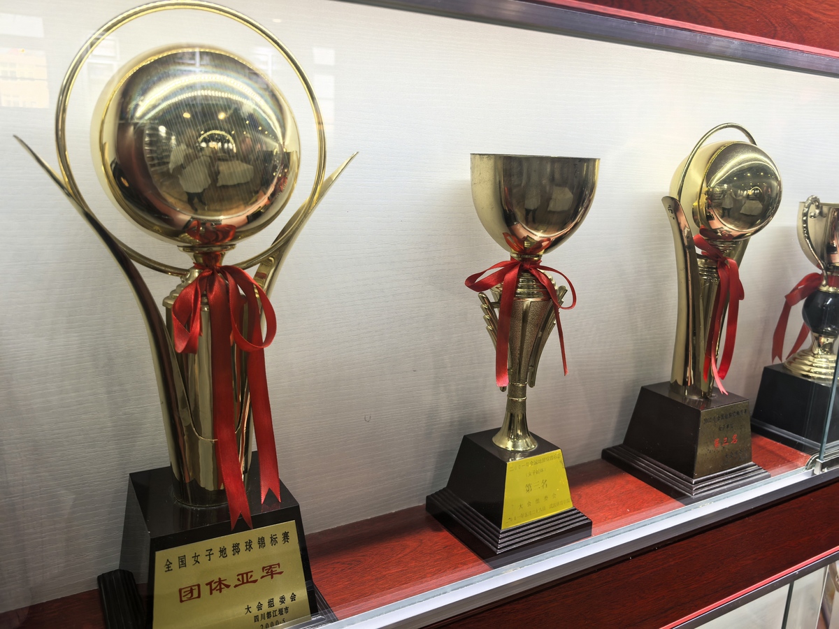 奖杯传递的意义。最佳球员把奖杯传递给最佳进攻奖获得者来激励对方下次也能获得最佳球员的荣誉同时激励对方继续努力。奖杯传递的不只是奖杯还有体育精神和时代风貌。烘托热烈氛围的活泼的主持词。