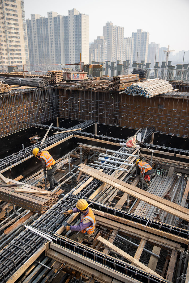 2021年2月11日,北京,工人正在进行紧张地施工工作.