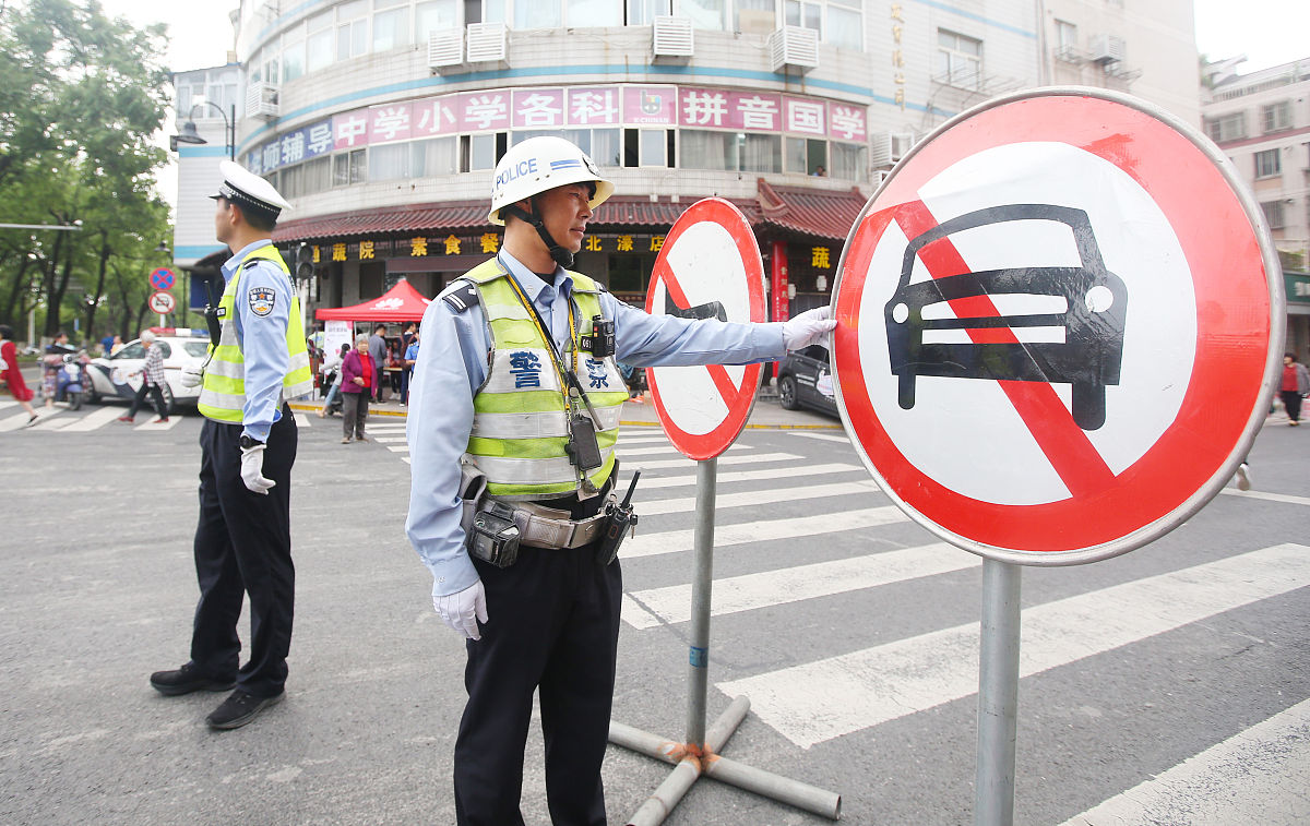 加强学校内交叉路口安全措施，保障学生出行安全