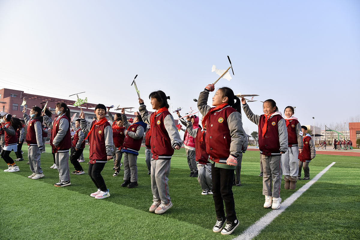 2021年12月9日,河南省洛阳市,宜阳县实验小学的学生们正在上校园社团