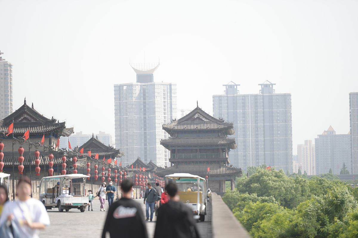 2021年5月5日,西安,历史与文化底蕴厚重的古城墙令游客流连忘返.