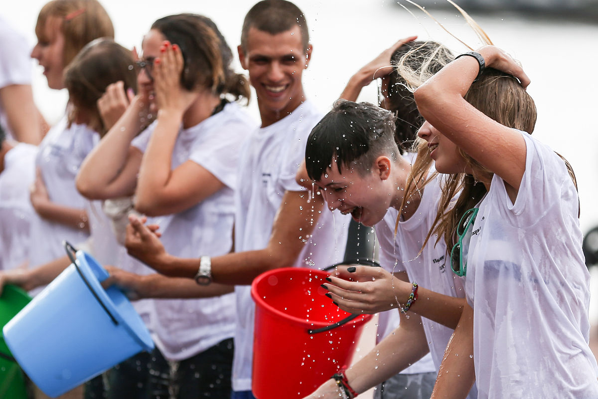 渐冻症症状:肌肉无力、运动障碍、发音困难等 渐冻症症状:肌肉无力、运动障碍、发音困难等