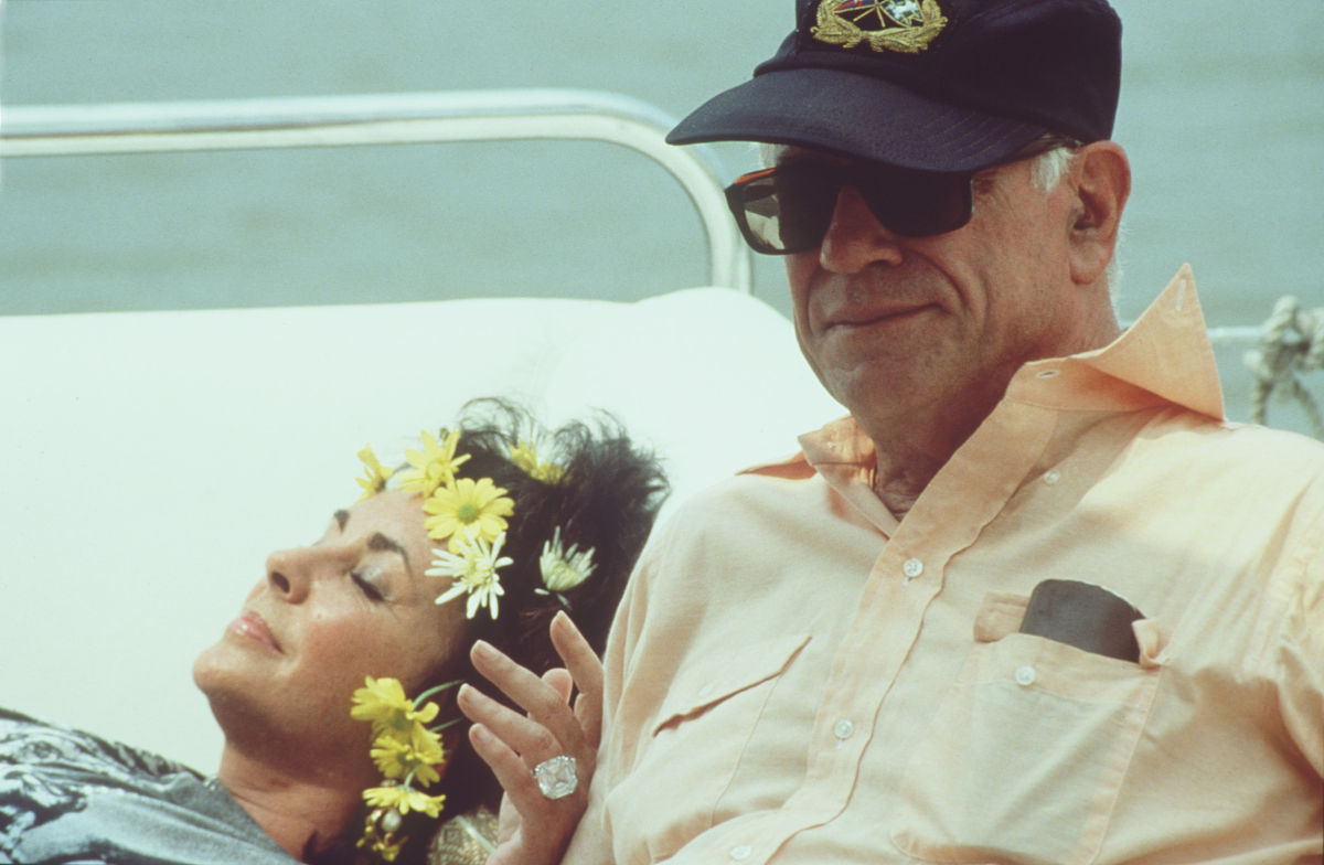 有关倾听的名言警句1 Most people do not listen with the intent to understand; they listen with the intent to reply - Stephen R Covey2 The art of conversation lies in listening - Malcolm Forbes3 Listening is a m