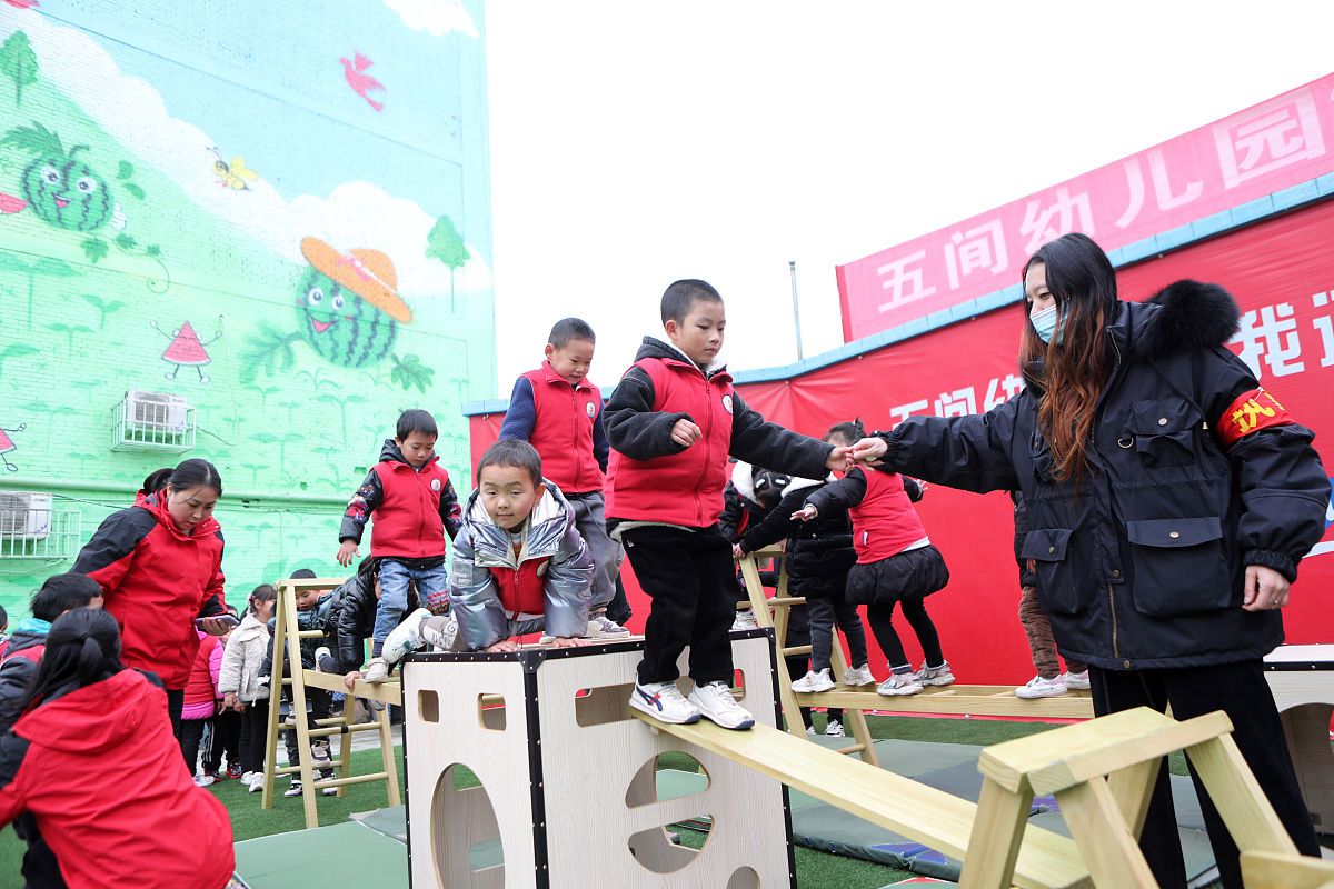 本月我们开展了民游乐翻天擂台赛：穿线蹦、擂铬子、玩皮筋、系鞋带。整理书包等一系列活动应孩子们要求在开展穿线蹦擂台赛孩子们参与的热情与积极性都非常高。为了不断提高幼儿身体动作技能的发展满足孩子的发展需求擂台赛会根据孩子们的发展水平会创设不同的赛规供孩子自由选择在维持孩子对擂台赛兴趣的同时让更多的孩子参与到擂台赛的比拼中让更多的孩子爱上民间游戏擂台赛爱上民间游戏。 写一份1000字反思