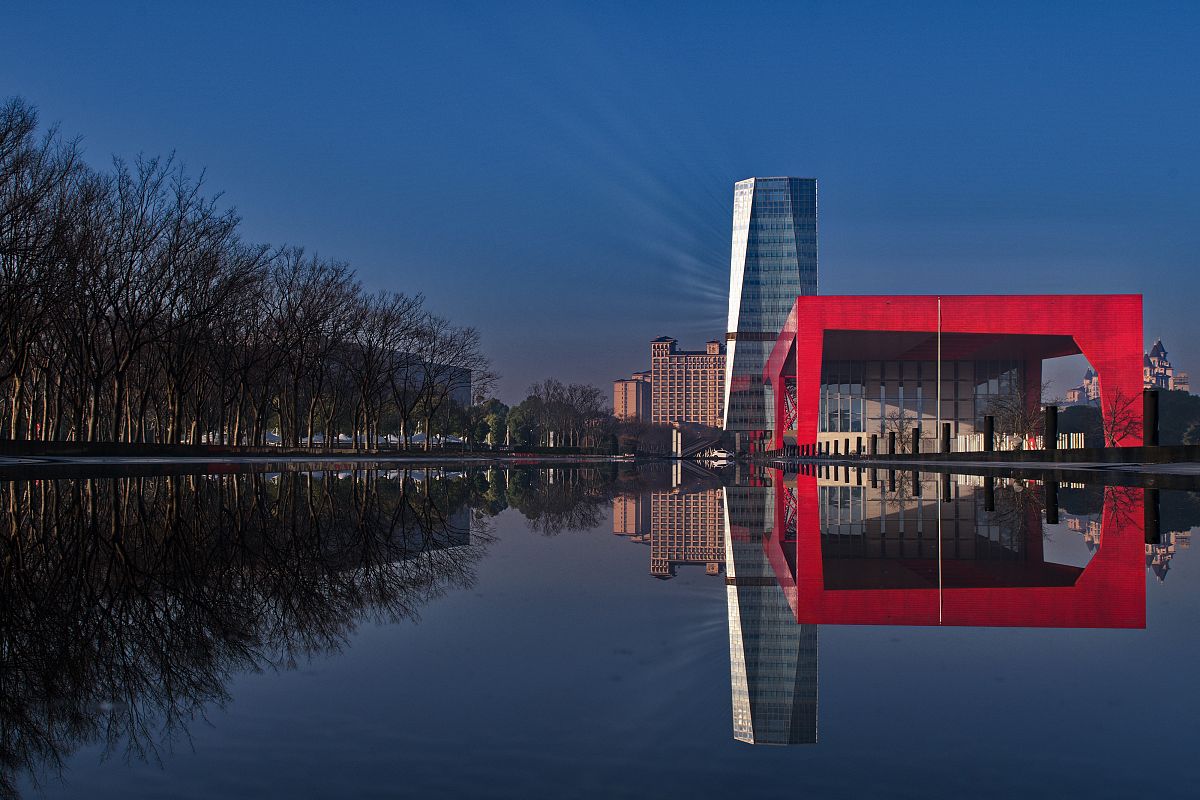 请用800字阐述诗歌中涉及的自然意象数量磅礴、种类丰富要求语言生动、学术化、具有文学性。