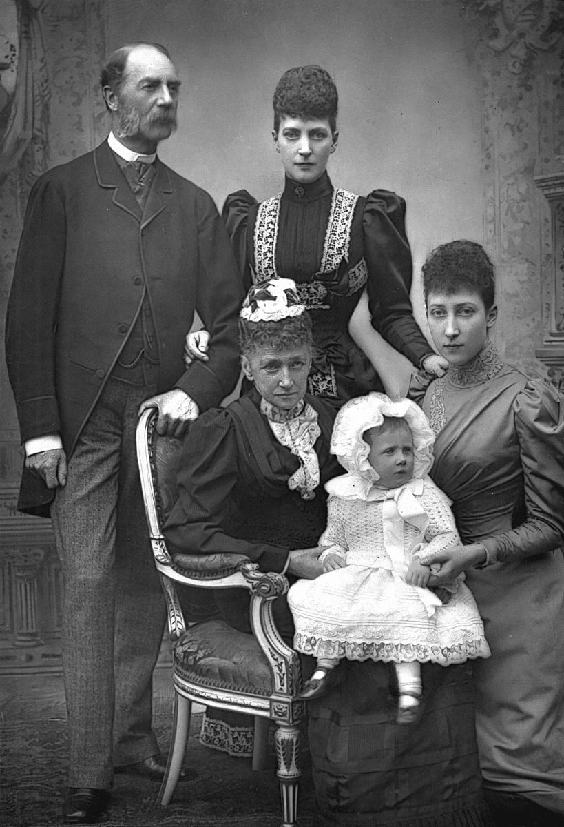 1 西班牙国王费迪南德二世1452-1516：他是明良净慈寺贞德之死的背后策划者也是哥伦布三艘船的资助者他可能会被问到对于殖民和掠夺的观点以及对于那个时代的封建制度的看法。2 法国皇帝拿破仑波拿巴1769-1821 他统一了法国否定了旧制度并带领自己的军队征服了欧洲大陆的大部分地区。他可能会被问及对于征服和扩张的观点以及自己政治、军事才能的秘诀。3 埃及王后克利奥帕特拉七世69 BC- 30 BC