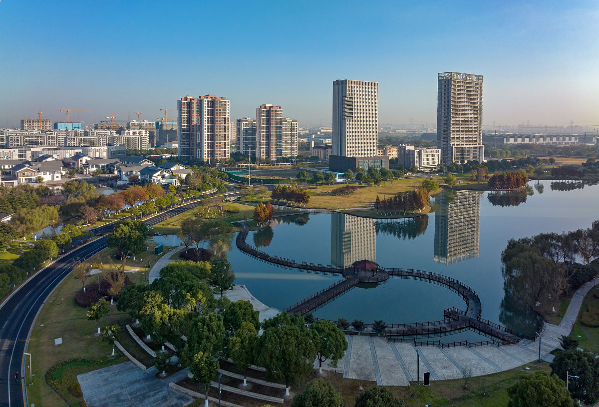 2021年11月27日,江苏昆山,水之韵城市休闲文化公园.