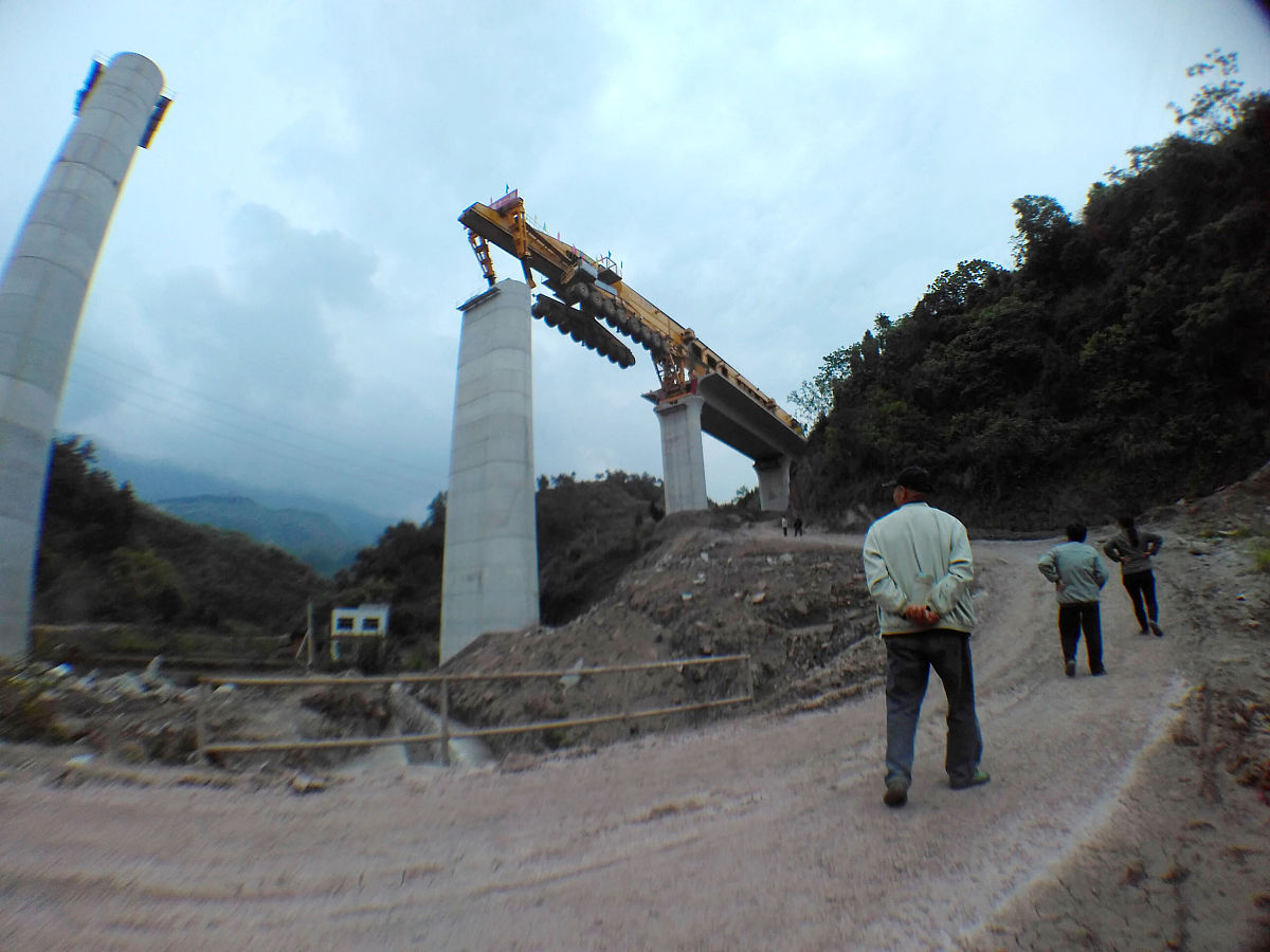 初中毕业读重庆铁路学校：利弊分析与职业规划建议