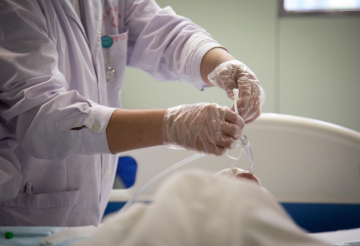 吸痰护理：步骤、注意事项及常见问题解答