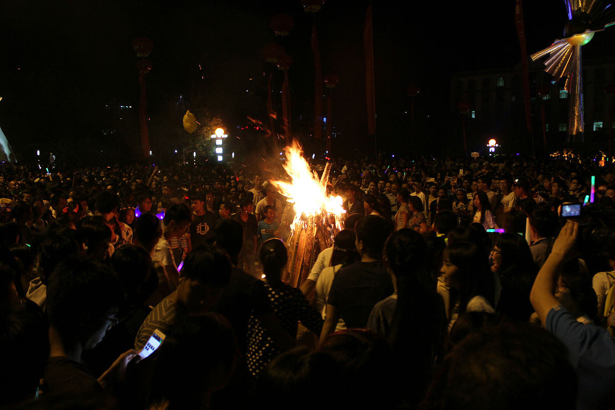 能帮我写一份大学生乡村篝火晚会的新闻稿吗