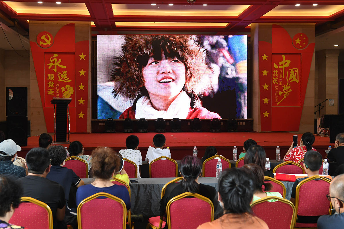 以市树、市花、市歌、市标、小微博物馆标识以及城市吉祥物呦呦、逗逗为作品切入点或叙事主体详见附件结合黑河市的欧陆文化、少数民族文化驿路文化、红色抗联文化、知青文化、冰雪文化、火山文化讲好市树市花市歌市标的内涵寓意和背后的故事。表达对黑河的热爱讴歌黑河经济发展礼赞黑河人民守卫边疆、建设好富裕黑河、开放黑河、美丽黑河、幸福黑河、文明黑河坚定信心。基于此写一个诗歌礼赞黑河人民守卫边疆、建设好富裕黑河、开放