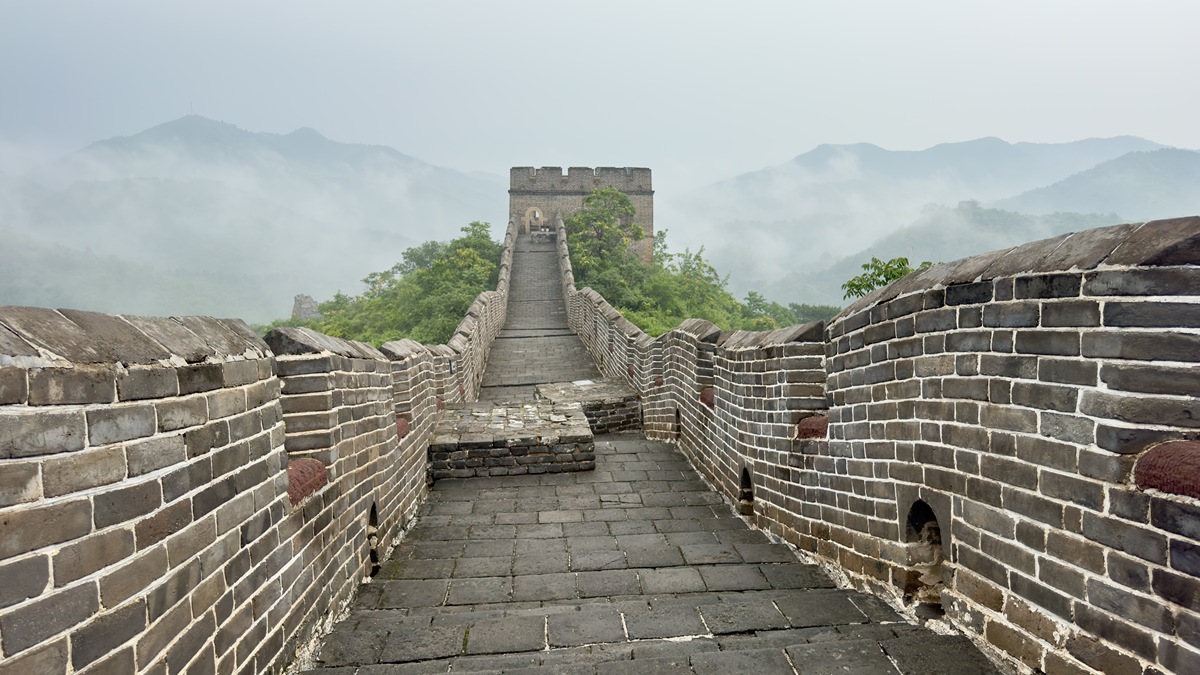 使用旅游博主是口吻写一篇1000字：中国长城：世界七大奇迹之一必游景点！