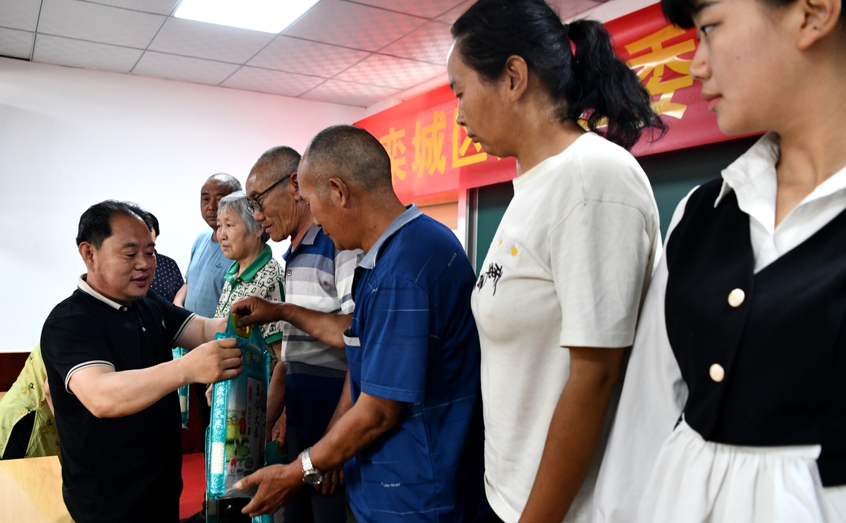 无军籍职工养老服务项目 - 共享温暖，共建幸福