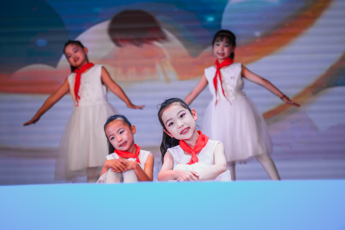 让青春活力和才华横溢在舞台上尽情展示每位学生都能享受！修改成口号