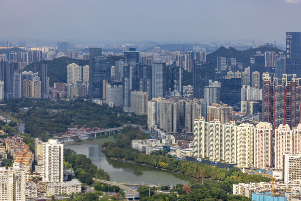 2025年12月2日,广东深圳,地王大厦69层观光厅玻璃幕墙
